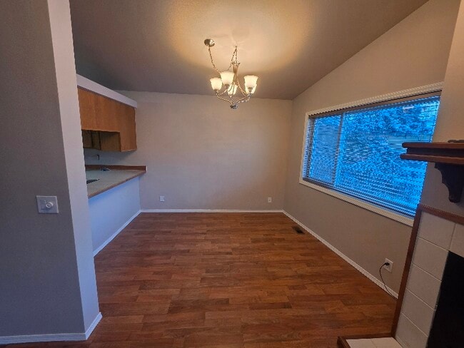 18660 Kings Point Cir in Anchorage, AK - Foto de edificio - Building Photo