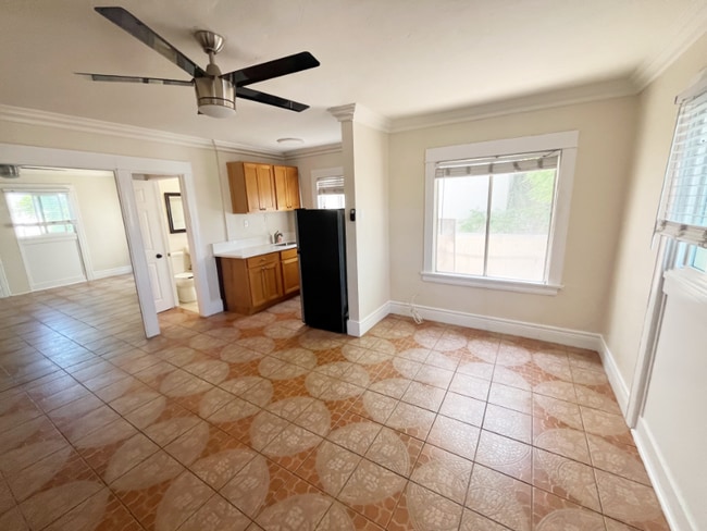 744 Pine Ave in Long Beach, CA - Foto de edificio - Building Photo