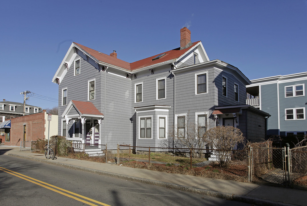 566 Putnam Ave in Cambridge, MA - Building Photo