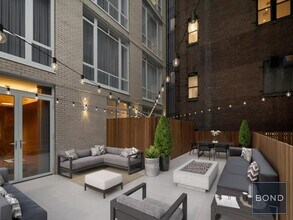 1050 6th Ave in New York, NY - Building Photo - Building Photo