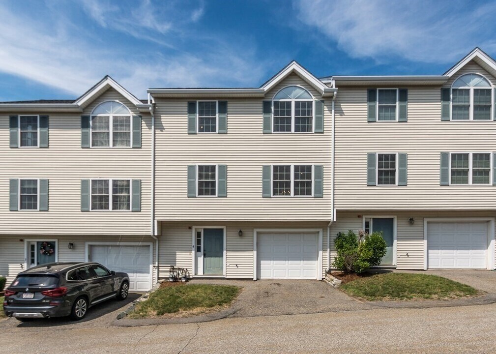1005 Trapelo Rd in Waltham, MA - Foto de edificio