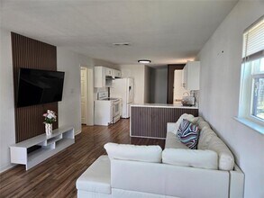 108 W Acheson St in Denison, TX - Building Photo - Building Photo