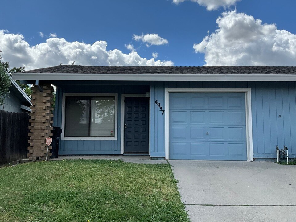 4937 Summerwood Cir in Sacramento, CA - Building Photo