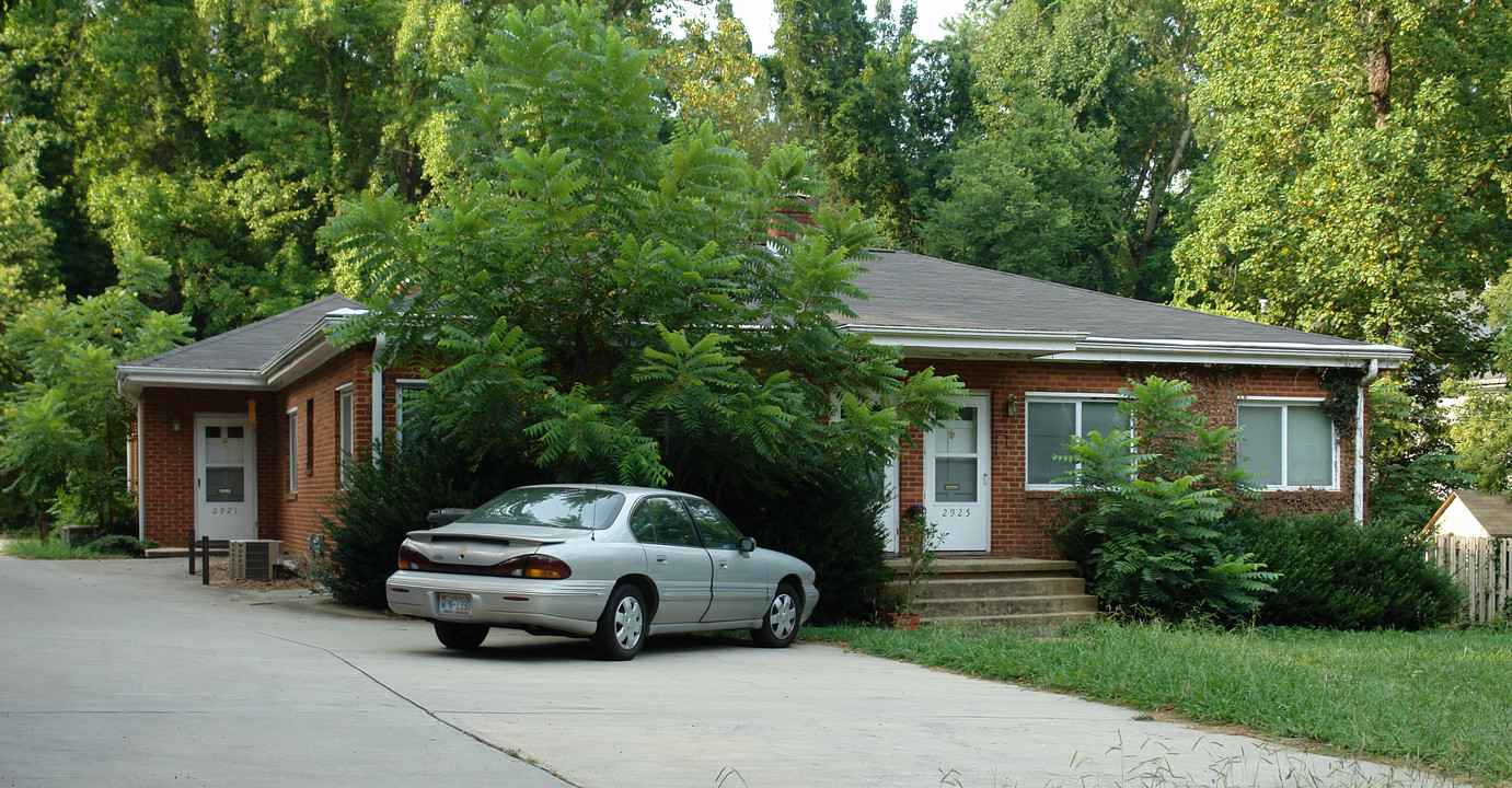 2921-2927 Wade Ave in Raleigh, NC - Building Photo