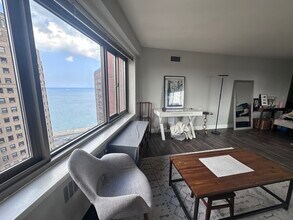 1360 N Lake Shore Dr in Chicago, IL - Building Photo - Building Photo