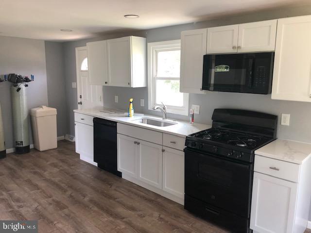 property at 2203 W Oak Rd
