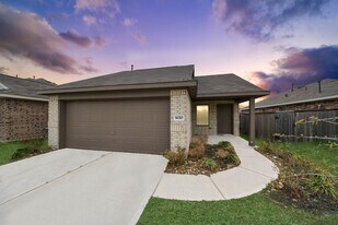 9014 Estes Lks Dr in Baytown, TX - Building Photo