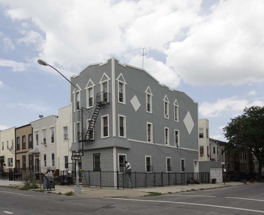 585 Evergreen Ave in Brooklyn, NY - Foto de edificio