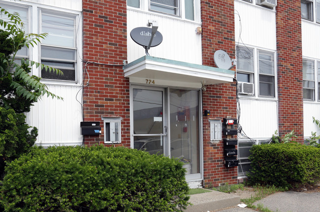 724 Central Ave in Pawtucket, RI - Foto de edificio - Building Photo