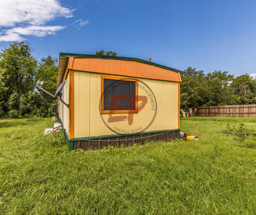 190 Creek Dr in Whitney, TX - Building Photo