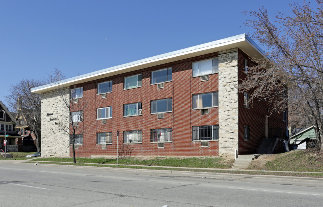 Juneau Terrace in Milwaukee, WI - Foto de edificio