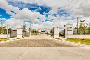 5817 E Post Oak Ln in Houston, TX - Building Photo