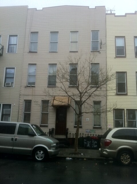 300 Harman St in Brooklyn, NY - Foto de edificio