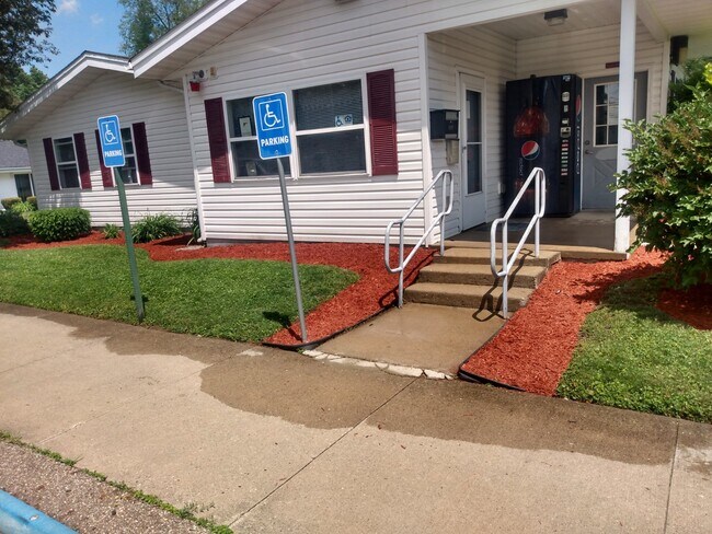 Oxford Square Apartments in Newcomerstown, OH - Foto de edificio - Building Photo