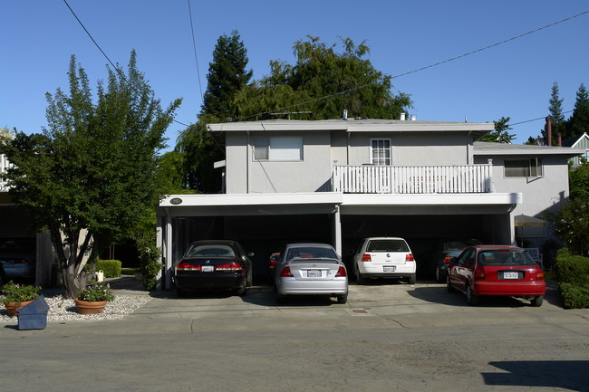 907 Fremont Pl in Menlo Park, CA - Foto de edificio - Building Photo