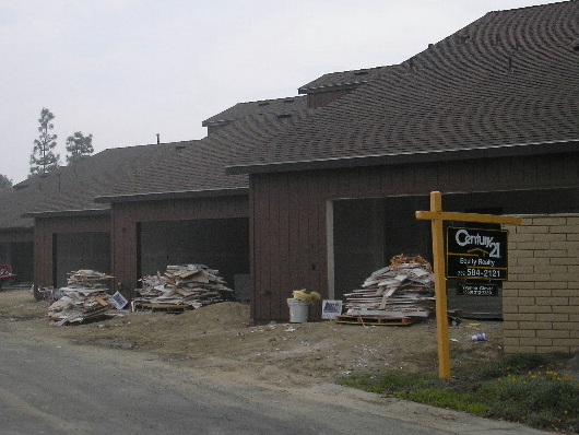 Pine Village Condos in Corcoran, CA - Foto de edificio