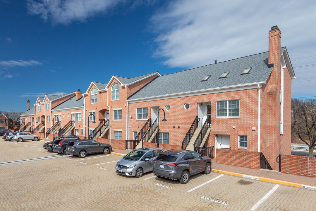 Falls Station Condominium in Arlington, VA - Building Photo