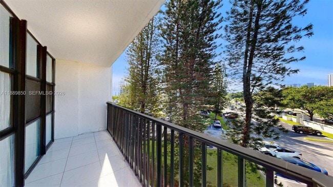 1000 Parkview Dr in Hallandale Beach, FL - Foto de edificio - Building Photo