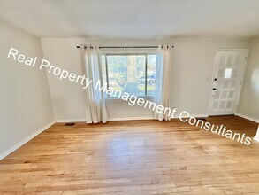 7512 Newton St in Overland Park, KS - Building Photo - Building Photo