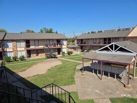 830 Victoria Dr in Houston, TX - Building Photo