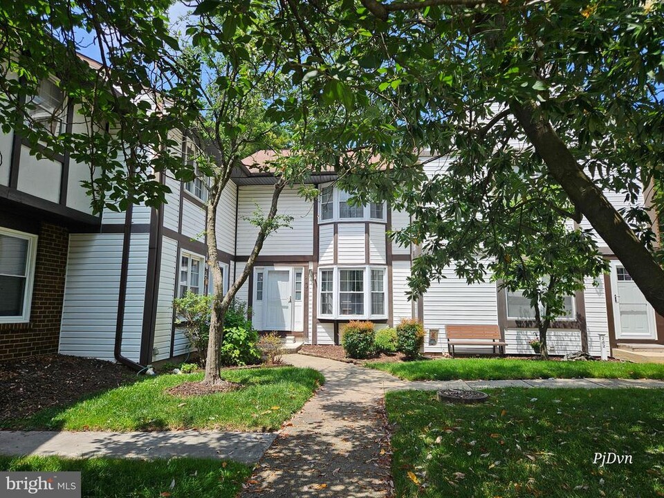 284 Oakwood Village Ct in Glen Burnie, MD - Building Photo