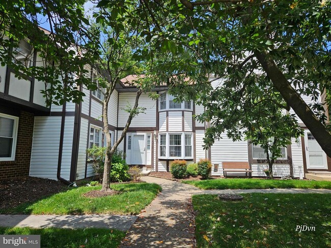 property at 284 Oakwood Village Ct
