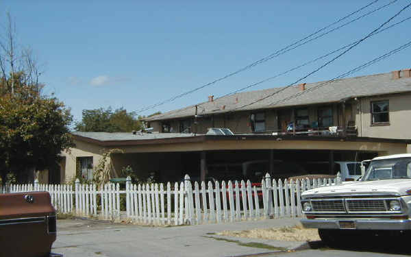 611 Manzanita St in Redwood City, CA - Foto de edificio - Building Photo