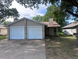 410 Linden St in Bastrop, TX - Building Photo