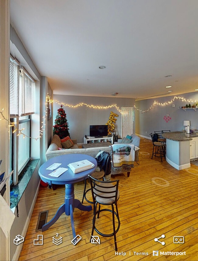 330 1/2 E St, Unit 1 in Boston, MA - Foto de edificio - Building Photo