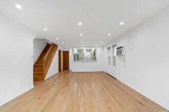 32-33-33 46th St in Queens, NY - Building Photo - Building Photo