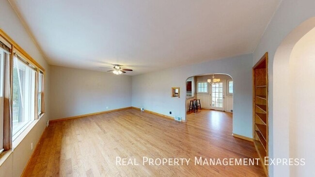 4 Bedroom, 2 Bathroom Home for Rent in Sioux Falls in Sioux Falls, SD - Building Photo - Building Photo