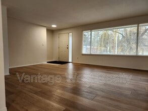 679 McClure Rd in Kelowna, BC - Building Photo - Building Photo