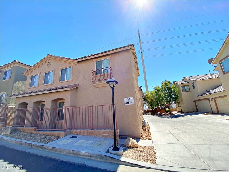 4074 Sparrow Rock St in Las Vegas, NV - Building Photo