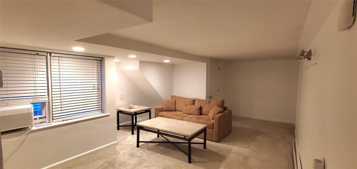560 E Hudson St in Long Beach, NY - Building Photo
