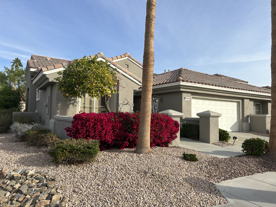 78704 Putting Green Dr in Palm Desert, CA - Foto de edificio