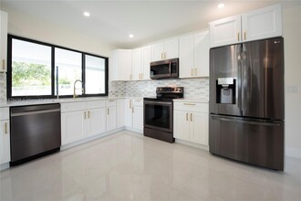 4700 McKinley St in Hollywood, FL - Foto de edificio - Building Photo