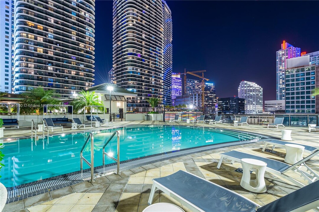 999 SW 1st Ave, Unit 2405 in Miami, FL - Building Photo