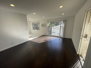 7707 Romaine St, Unit 4 in West Hollywood, CA - Foto de edificio - Building Photo