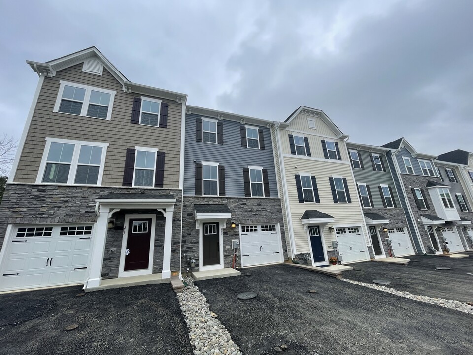 229 Sugar Maple Sq, Unit Mapleview Townhomes in West Bradford, PA - Building Photo
