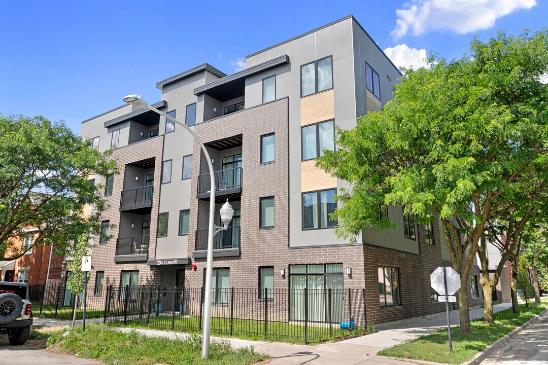 204 S Leavitt St in Chicago, IL - Building Photo