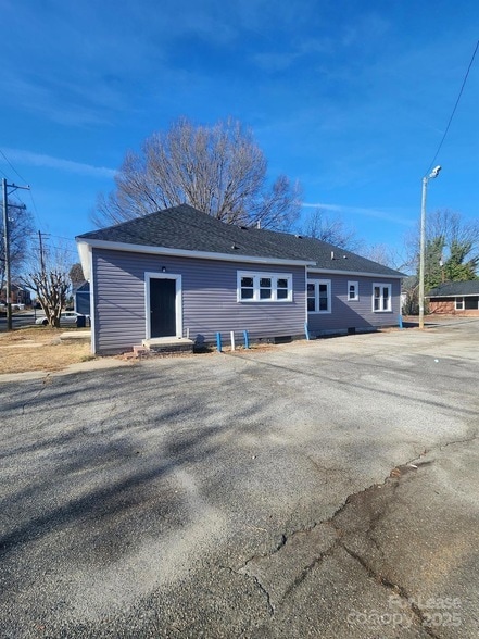 property at 216 E Horah St