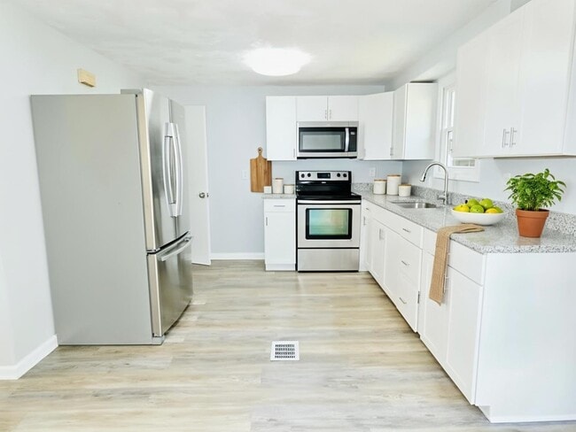 21 Saratoga Rd in North Kingstown, RI - Building Photo - Building Photo