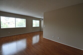 14033 Bessemer St in Los Angeles, CA - Building Photo - Building Photo