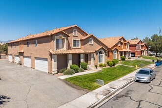 Charleston Court Townhomes in Las Vegas, NV - Foto de edificio - Building Photo