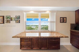 3095 N Course Dr, Unit 811 in Pompano Beach, FL - Foto de edificio - Building Photo