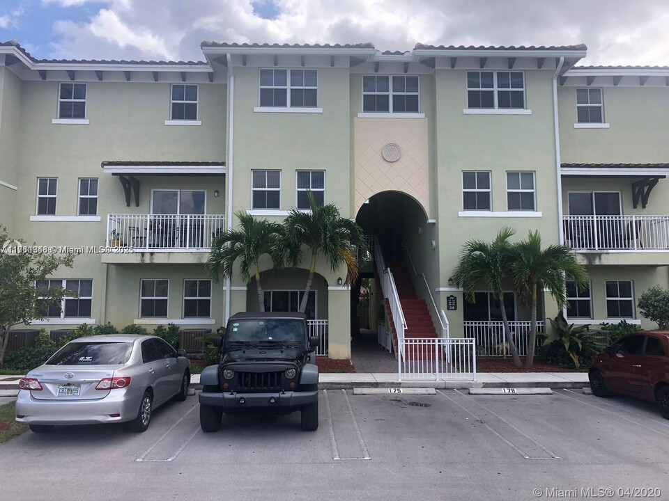 230 NW 109th Ave, Unit # 111 in Miami, FL - Foto de edificio