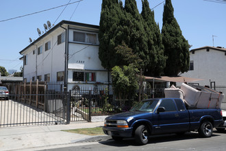 1220 S Kenmore Ave in Los Angeles, CA - Building Photo - Building Photo