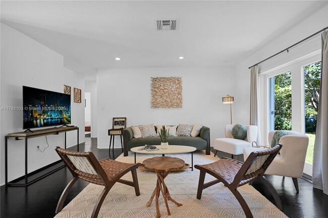4121 Woodridge Rd in Miami, FL - Building Photo - Building Photo