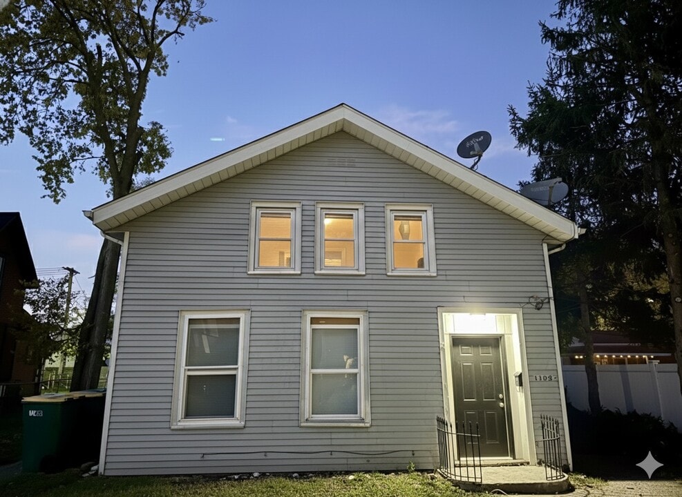 118 W Grove St in Mishawaka, IN - Building Photo