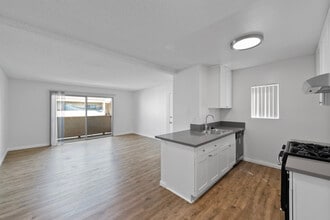 Walnut Apartments in La Puente, CA - Foto de edificio - Building Photo